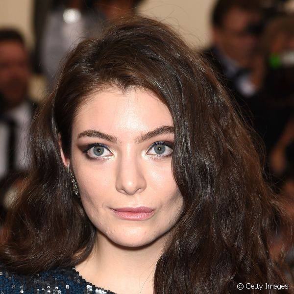 A cantora Lorde apostou no delineado azul completado com esfumado preto